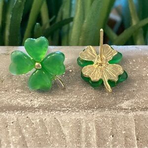 🔴3/$25 Green Clover shamrock Earrings NEW heart petals with gold center
